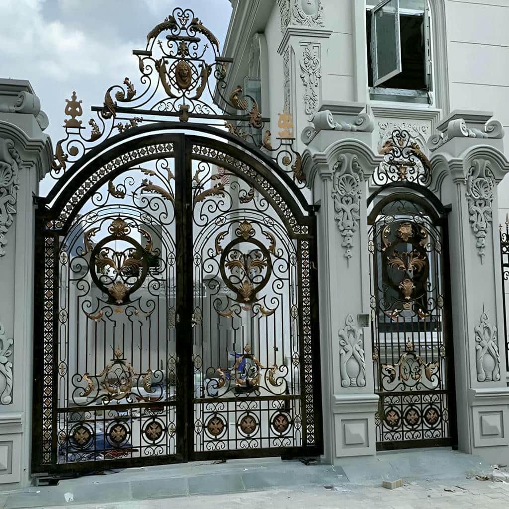 درب حیاط فرفورژه در ایلام