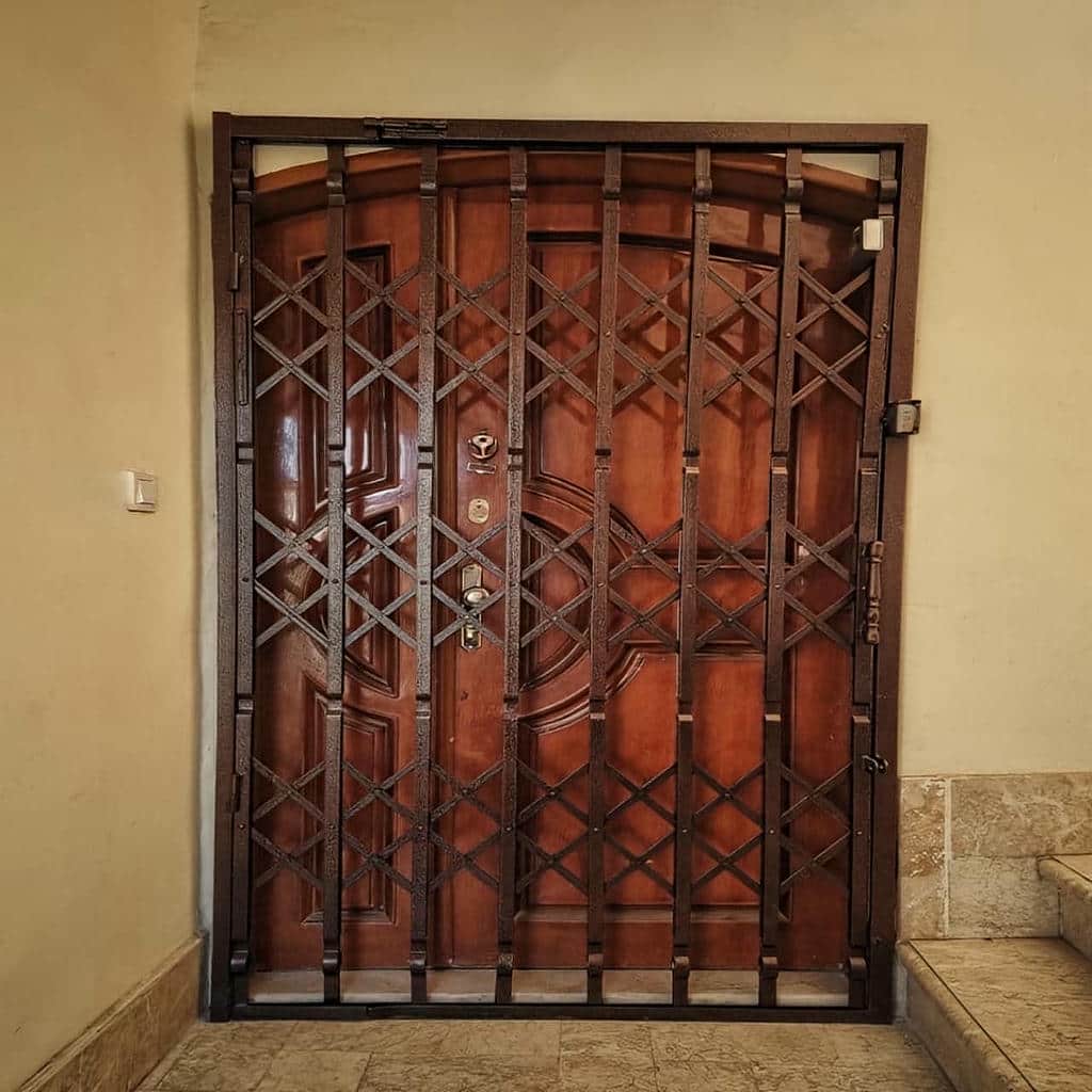 نصب درب آکاردئونی ضد سرقت چهار گل در ایرانشهر