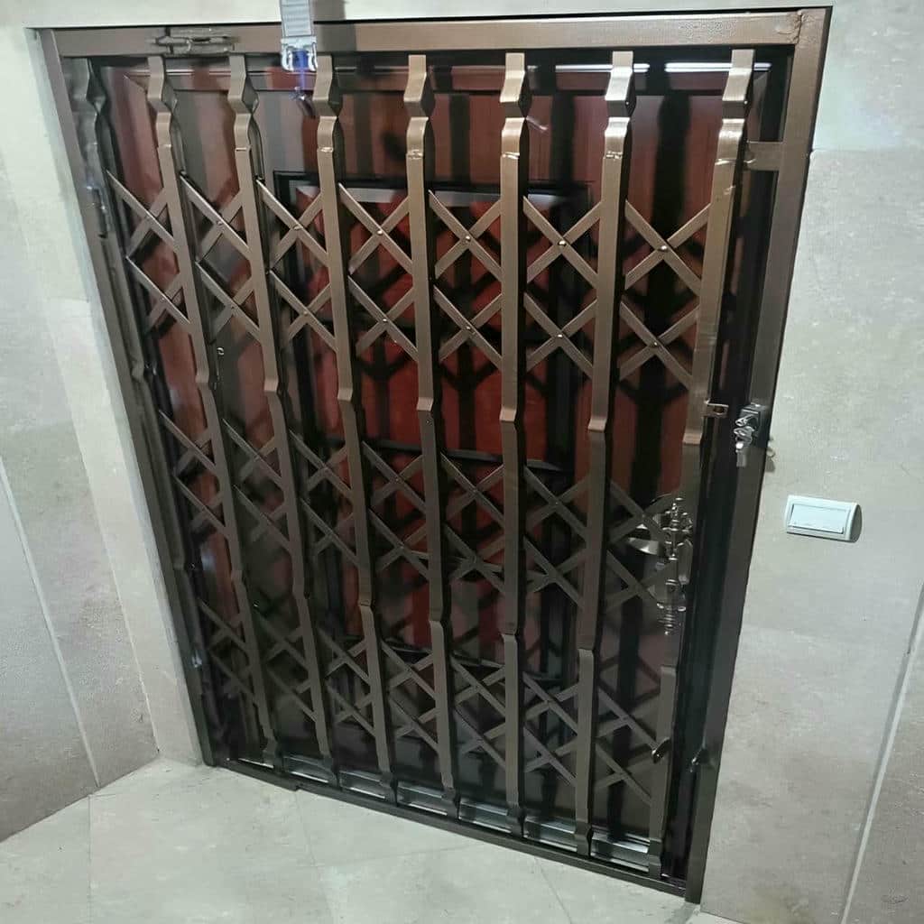 نصب درب آکاردئونی ضد سرقت چهار گل در بومهن