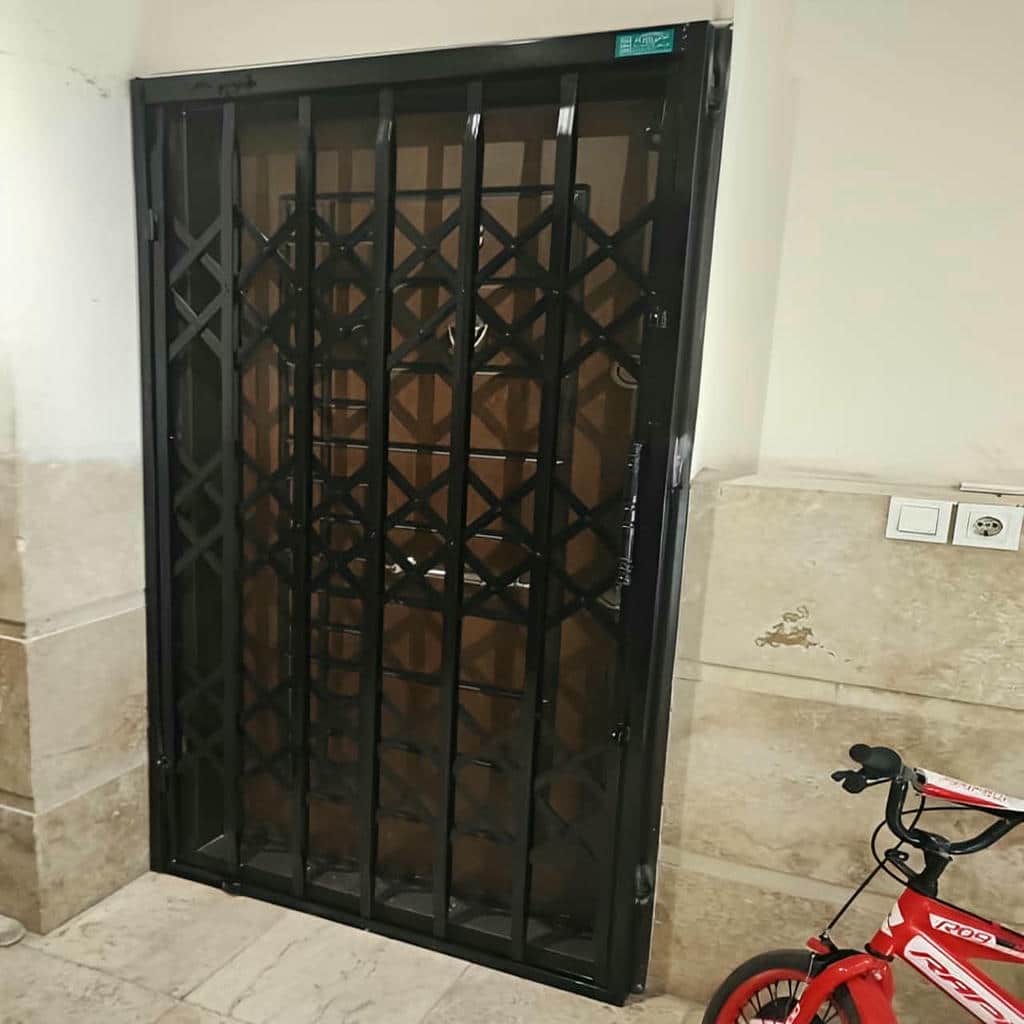 نصب درب آکاردئونی ضد سرقت چهار گل در بندر بوشهر
