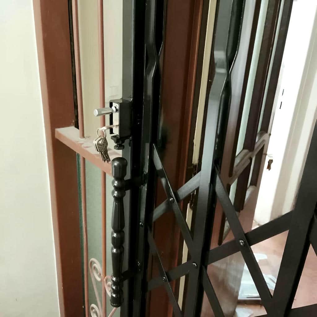 نصب درب آکاردئونی ضد سرقت تمام گل در استان گیلان