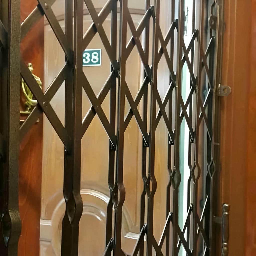 نصب درب آکاردئونی ضد سرقت چهار گل در محمدشهر