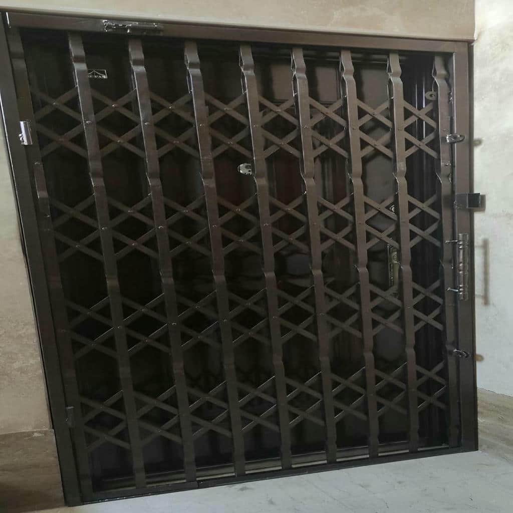 نصب درب آکاردئونی ضد سرقت چهار گل در بندر لنگه