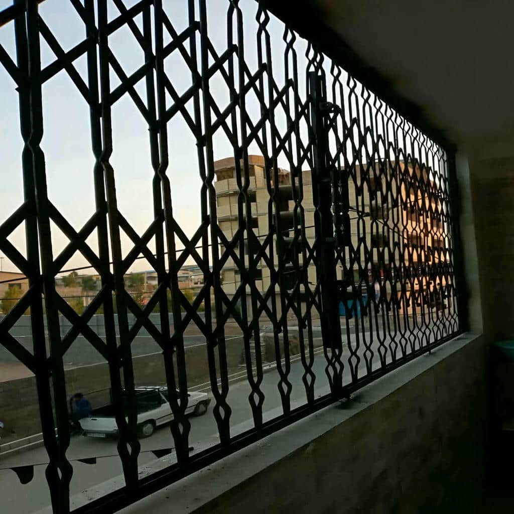 نصب درب آکاردئونی ضد سرقت چهار گل در فیروزکوه