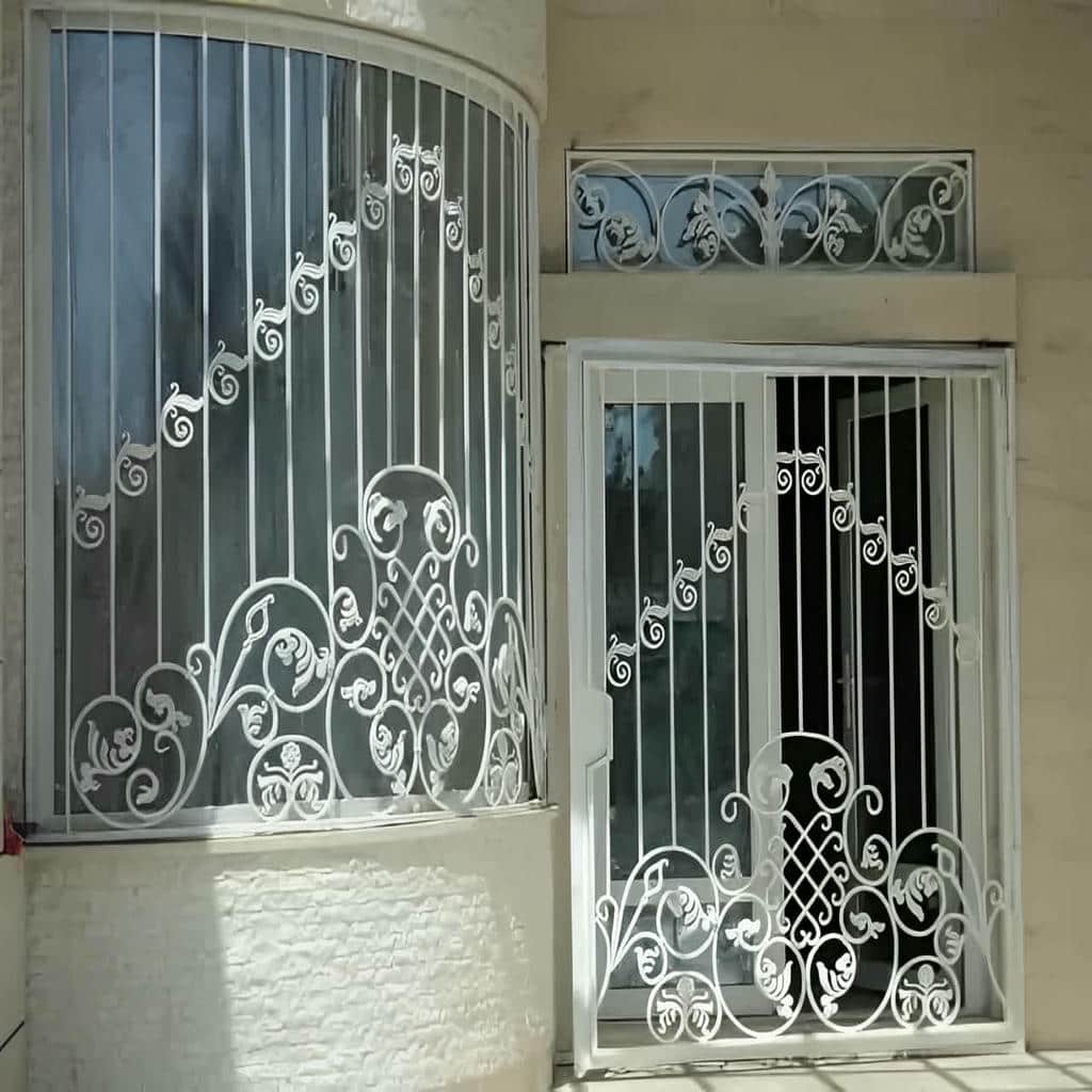 نصب حفاظ پنجره مدرن هندسی در کاشان