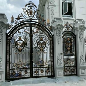 درب حیاط فرفورژه در ایلام