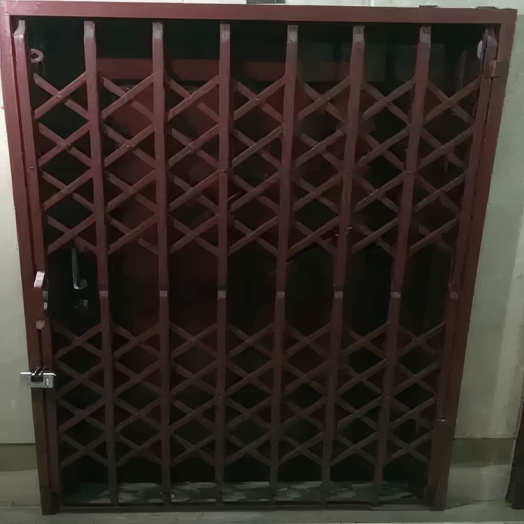 درب آکاردئونی با رنگ مقاوم و پوشش یکنواخت فلز