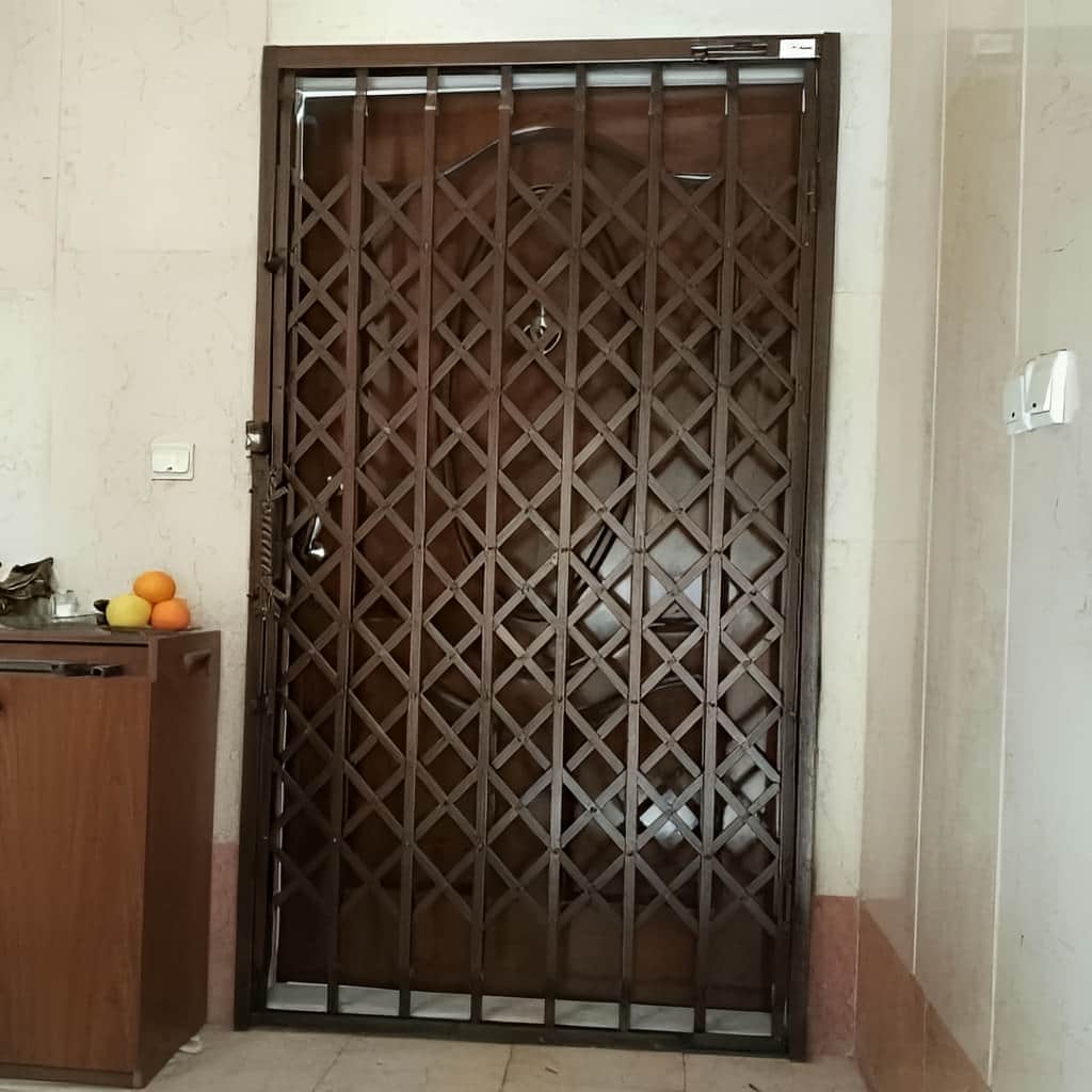 درب آکاردئونی ضد سرقت با تسمه فلزی منظم و محکم