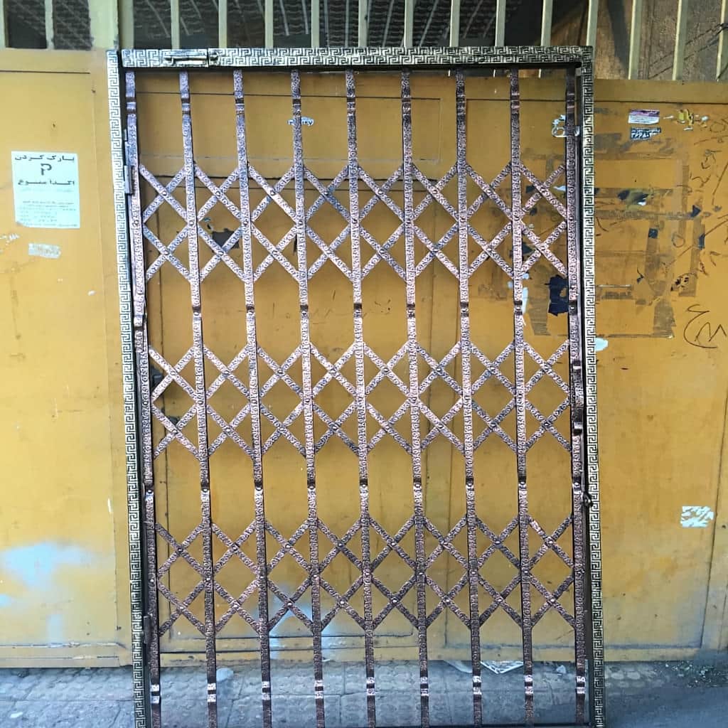 محافظ درب آپارتمان با آهن مقاوم و بدنه مستحکم