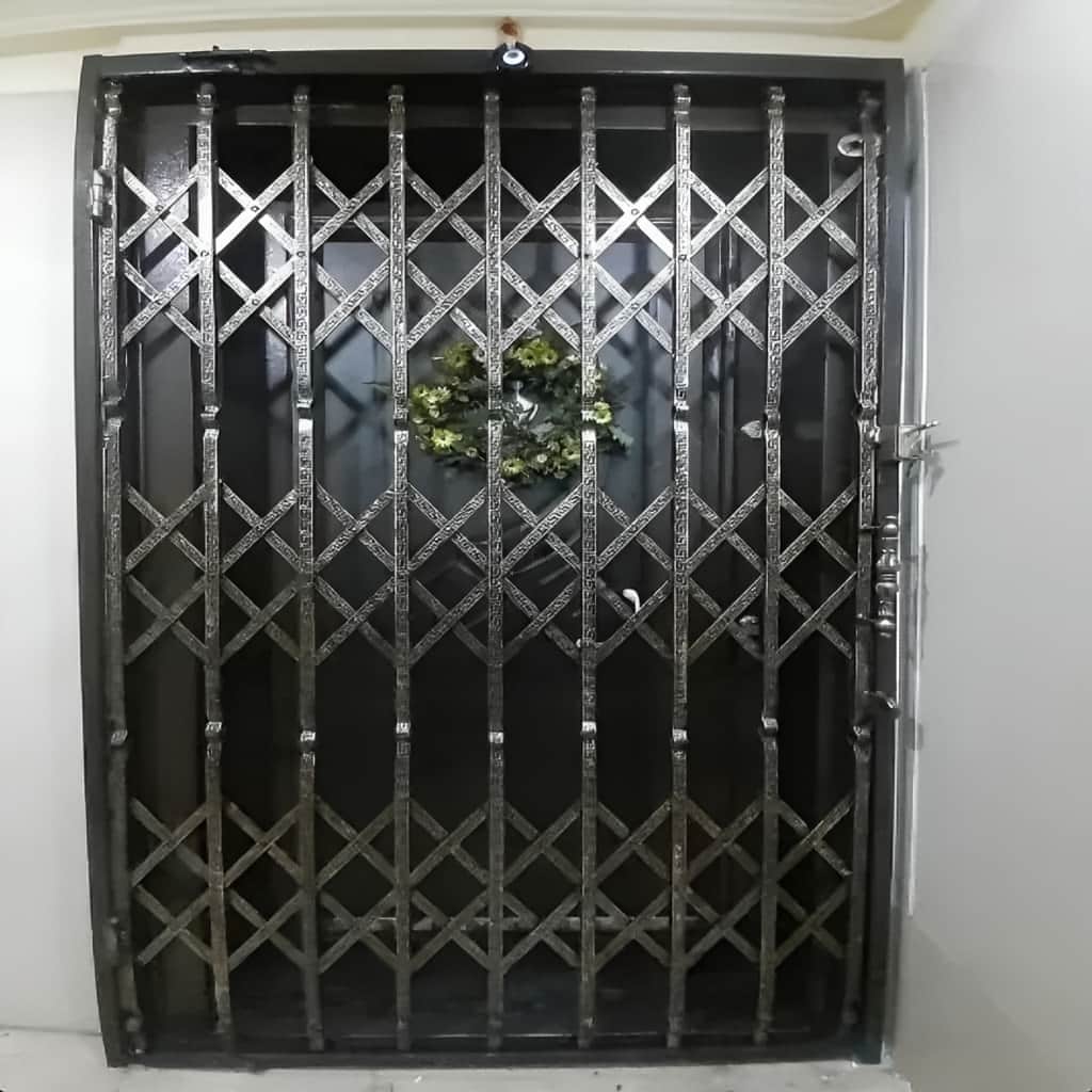 درب آکاردئونی سه گل با ساختار فلزی سبک و منظم
