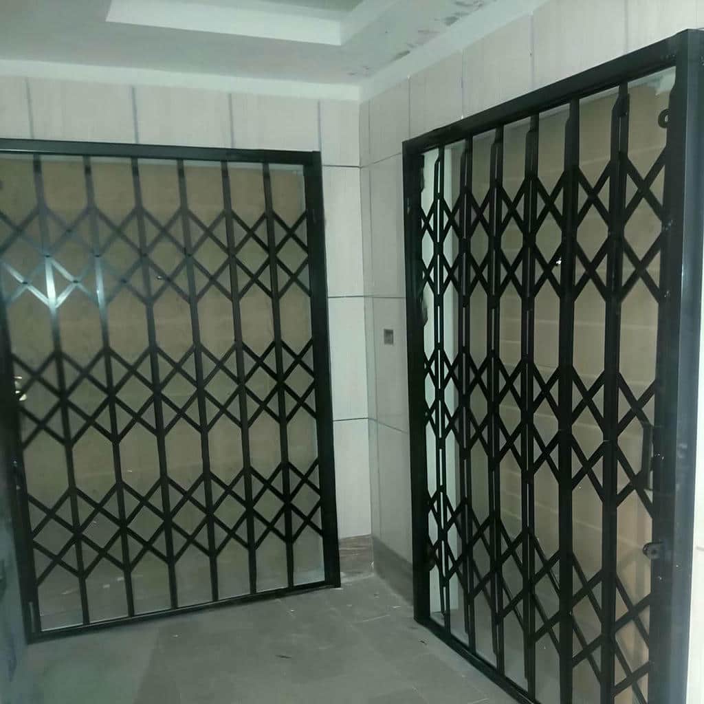 قفل درب آکاردئونی چندزبانه با درگیری ایمن در فریم