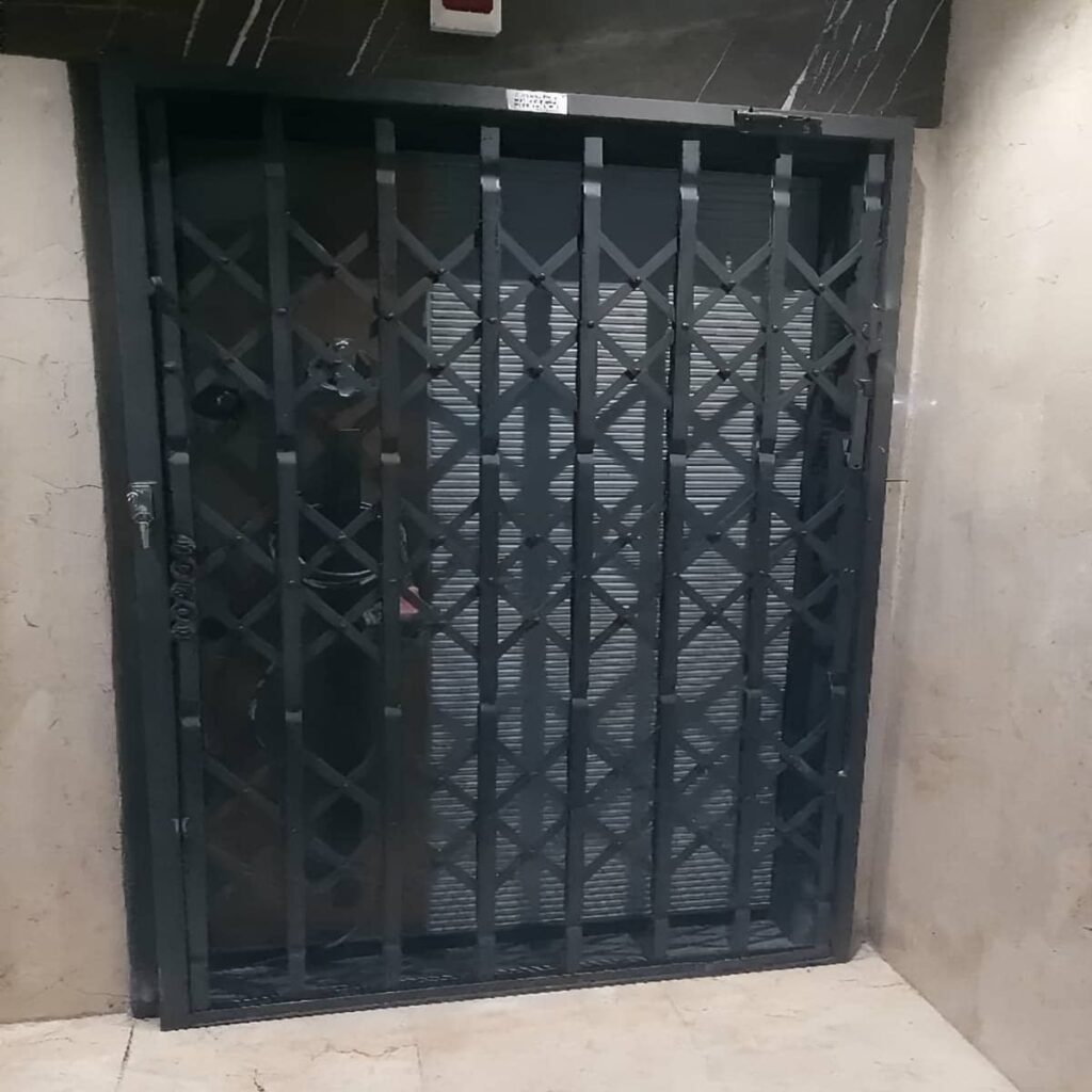 حفاظ فلزی با درب آکاردئونی جمع شونده و ریل روان
