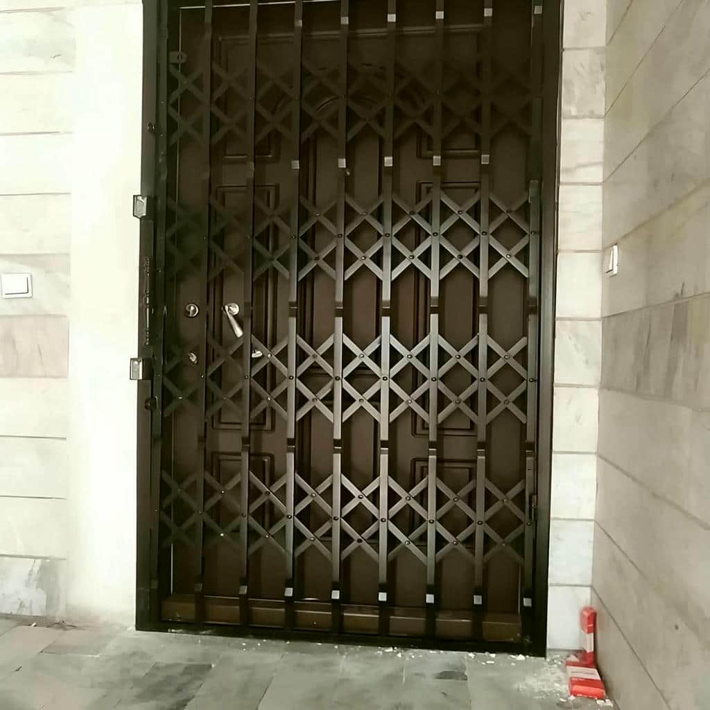 درب آکاردئونی با رنگ کوره ای یکنواخت روی سطح فلزی