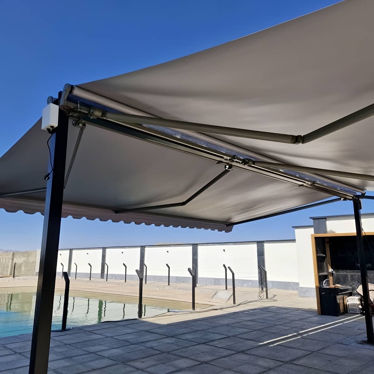 سایبان برقی ضد UV با محور تراز و حرکت منظم