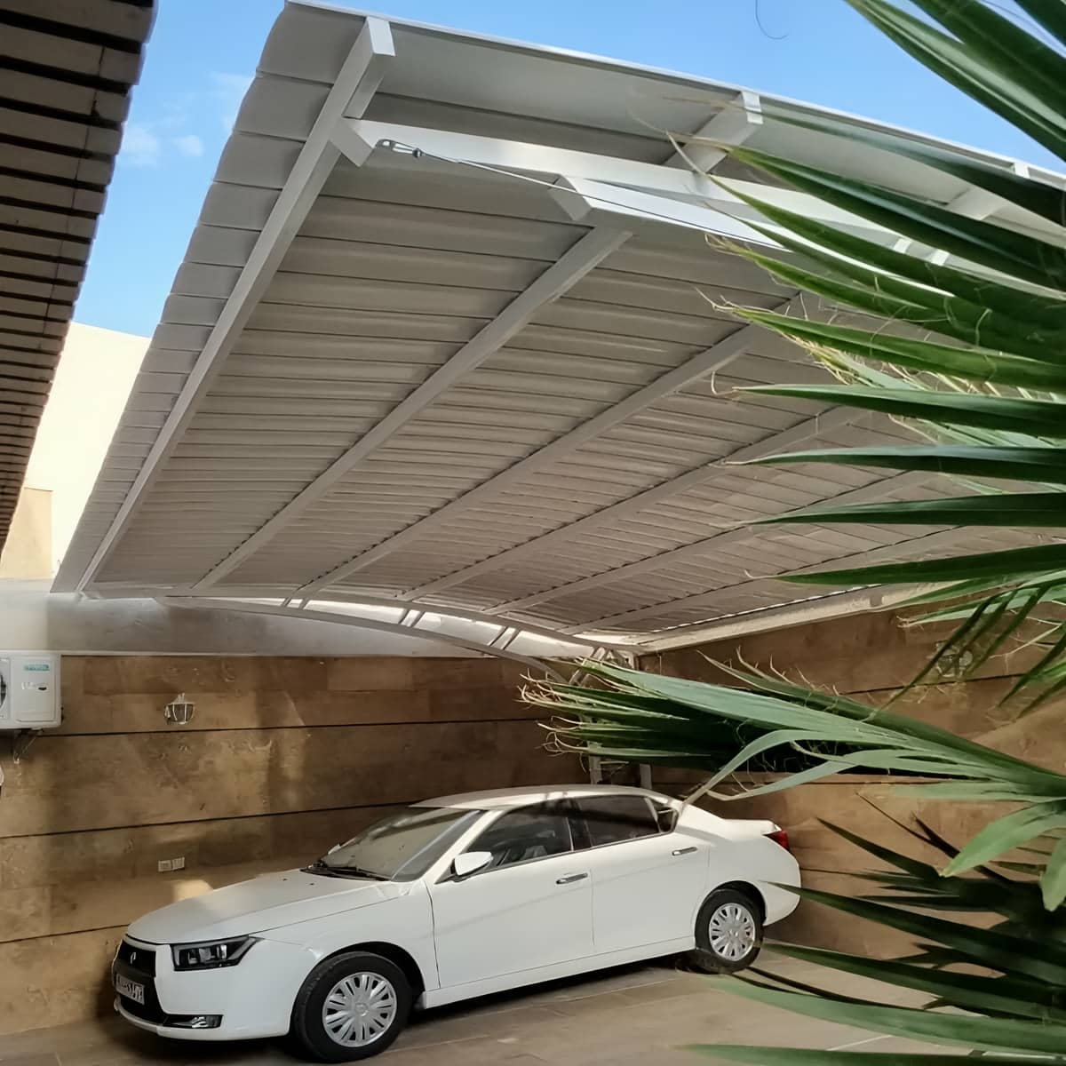 سقف برقی مدرن تراس با سازه هماهنگ با نما