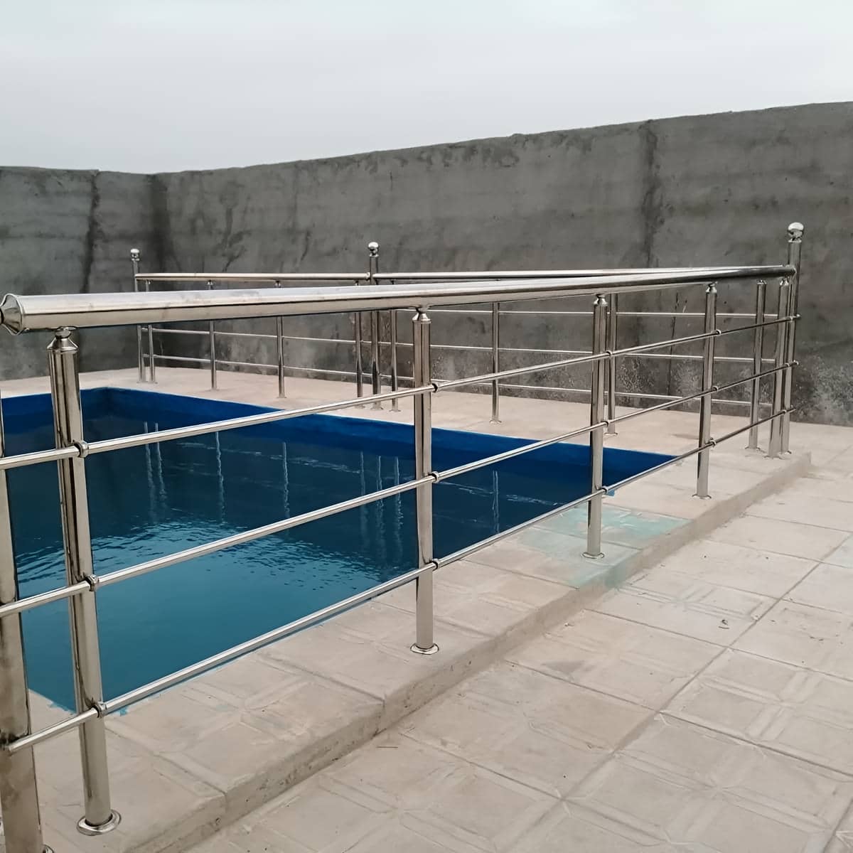 هندریل استیل دیواری محکم با ظاهر ساده راهرو