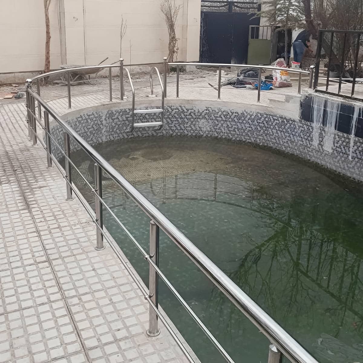 هندریل استیل دیواری محکم با براکت های نصب شده