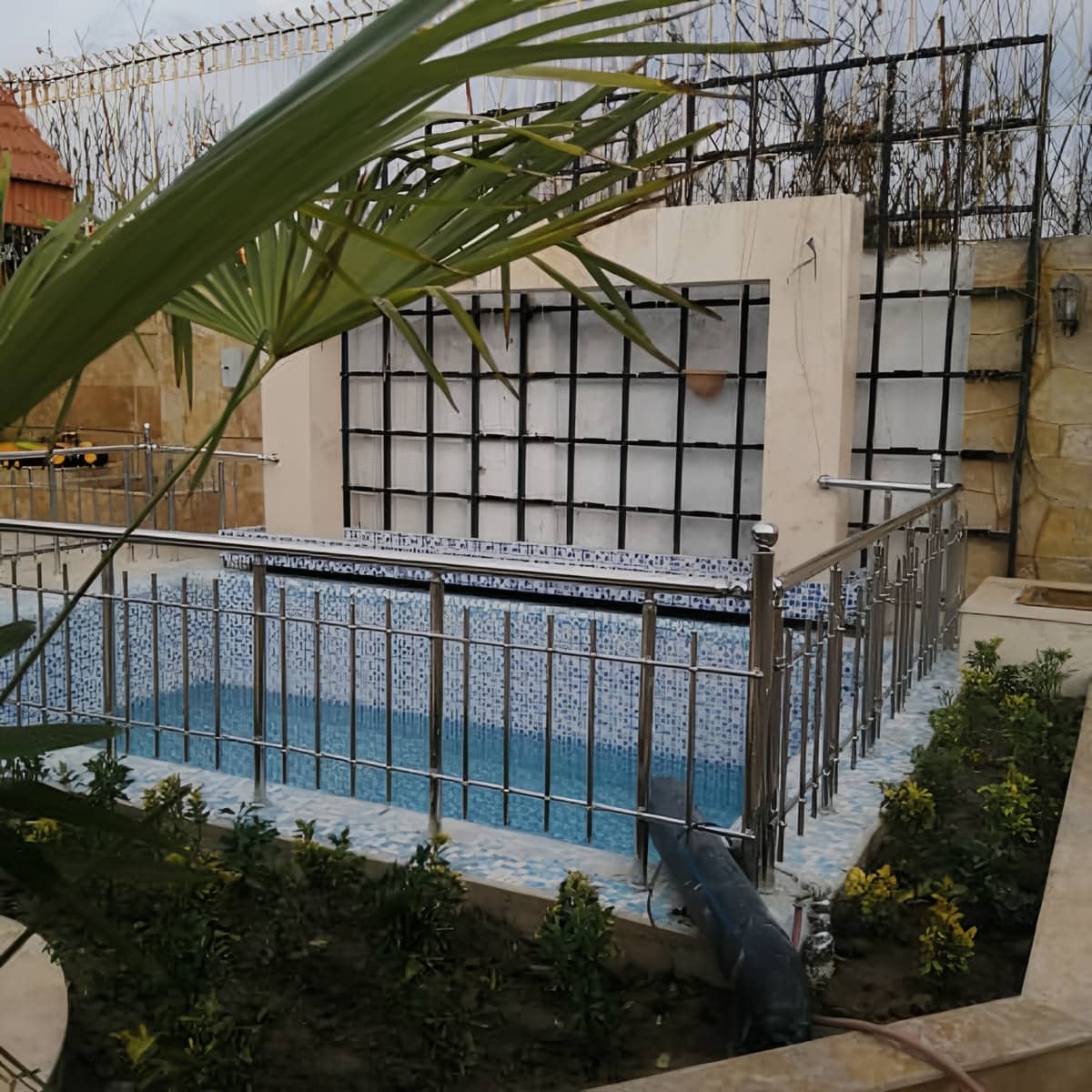 هندریل استیل دیواری محکم با اتصال تراز روی دیوار