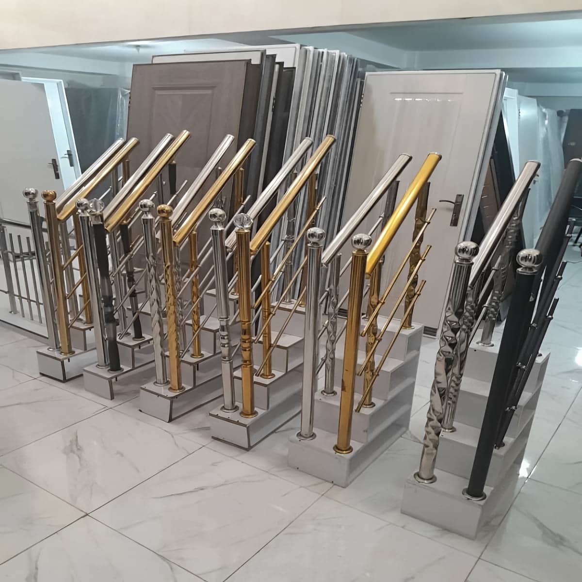 نرده استیل سفارشی مدرن با جزئیات چوبی هماهنگ