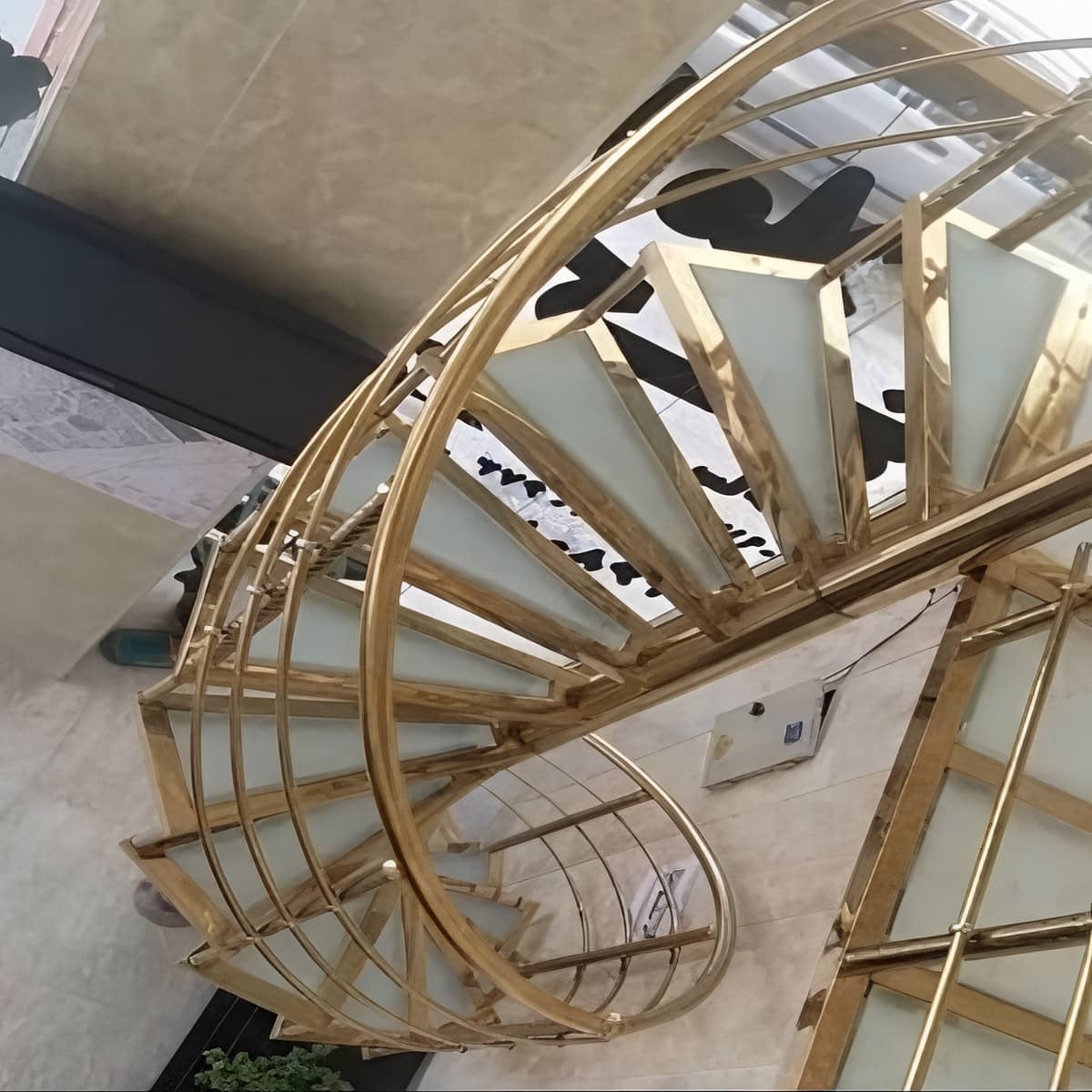 نرده استیل سفارشی مدرن با رنگ طلایی براق