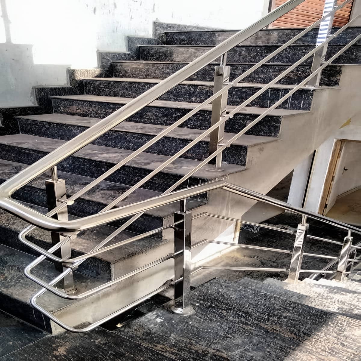 نرده استیل سفارشی مدرن با اتصال تمیز به کف