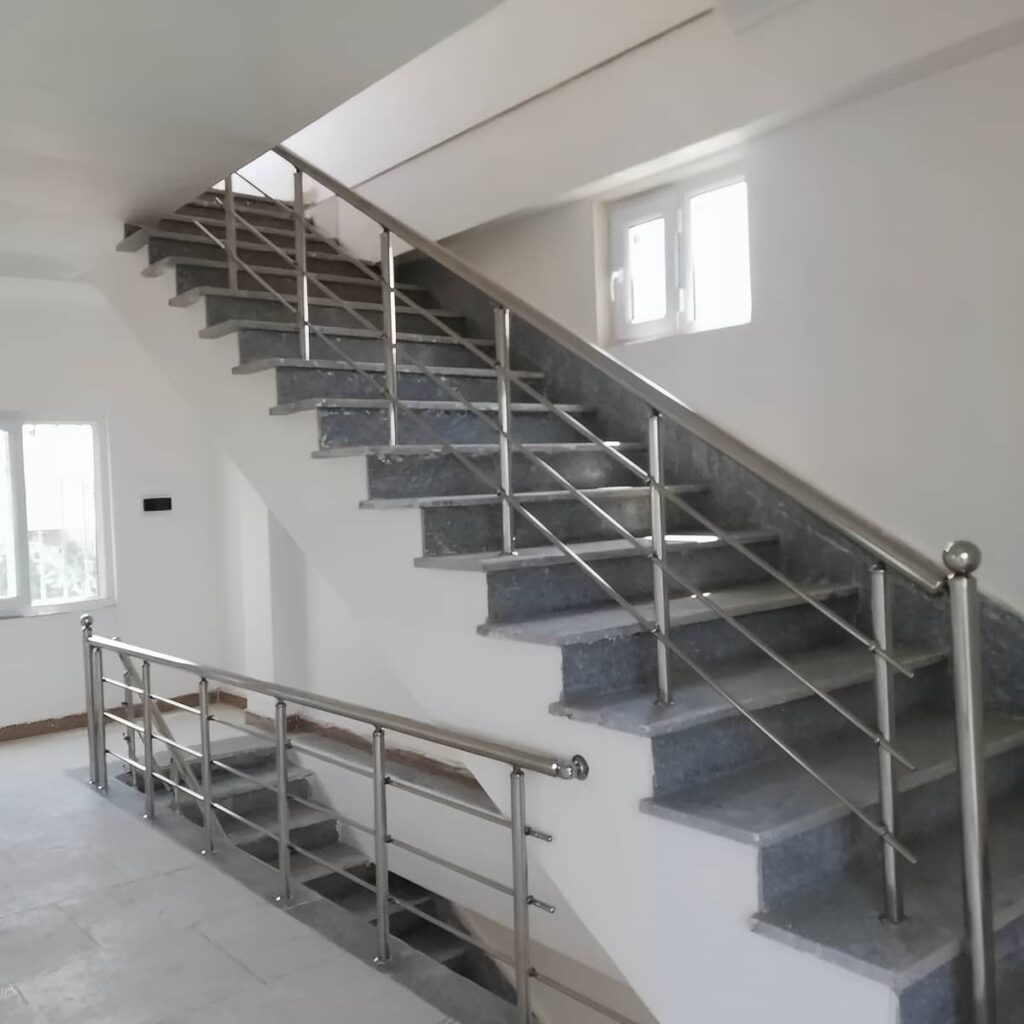 نصب نرده استیل راه پله با اندازه گیری دقیق