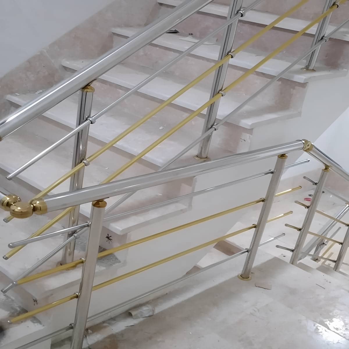نرده استیل سفارشی مدرن با هندریل براق استیل