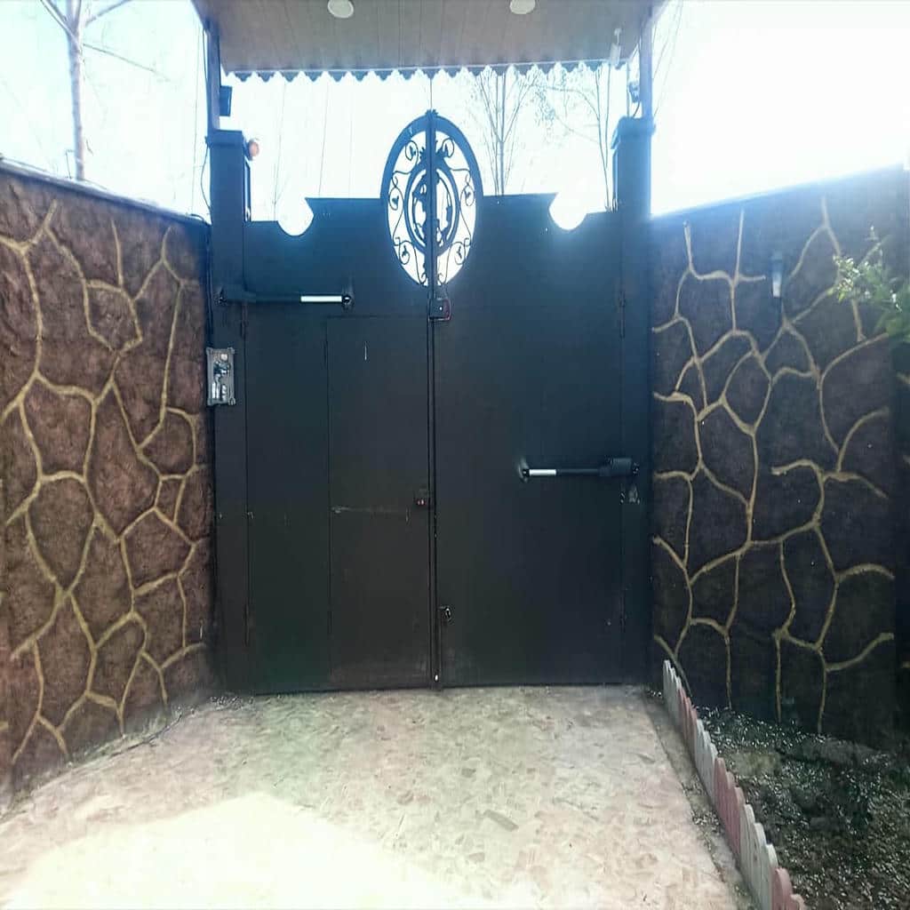 جک پارکینگی با موتور بازویی نصب شده روی درب دو لنگه