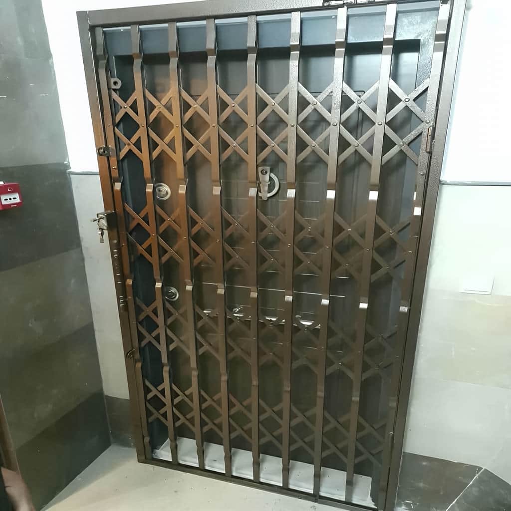 اجرای درب آکاردئونی چهار گل لوزی با شبکه کم‌حجم