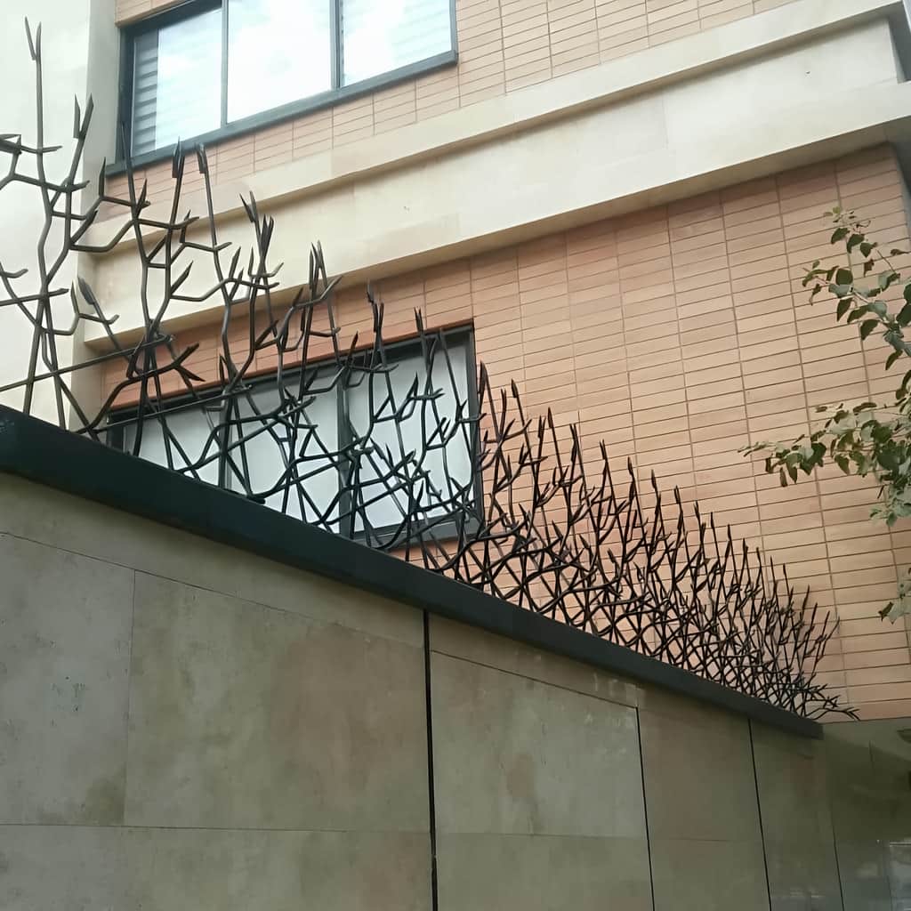 خدمات نصب حفاظ آبشاری خمکاری شده روی دیوار