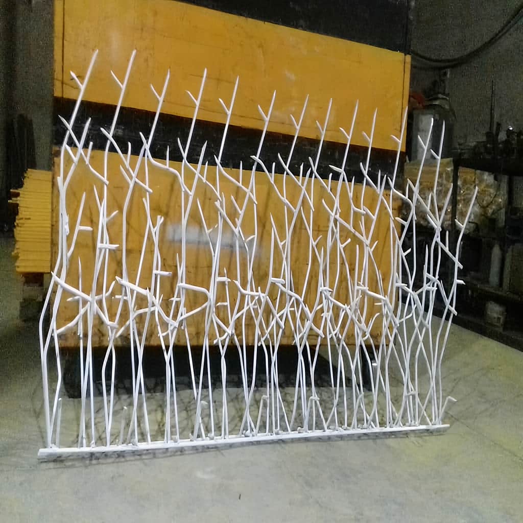 نصب حفاظ ضد سرقت روی دیوار بلند آجری
