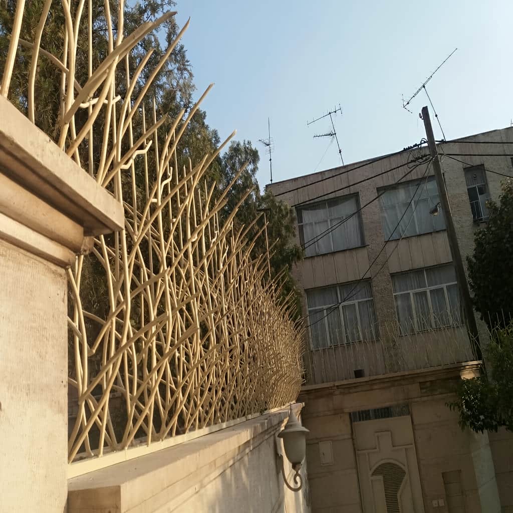خدمات نصب حفاظ نیزار کنار پارکینگ