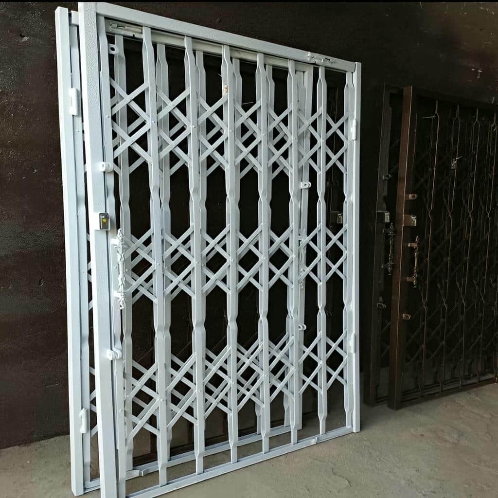 تولید درب حفاظ فلزی ورودی واحد سه گل