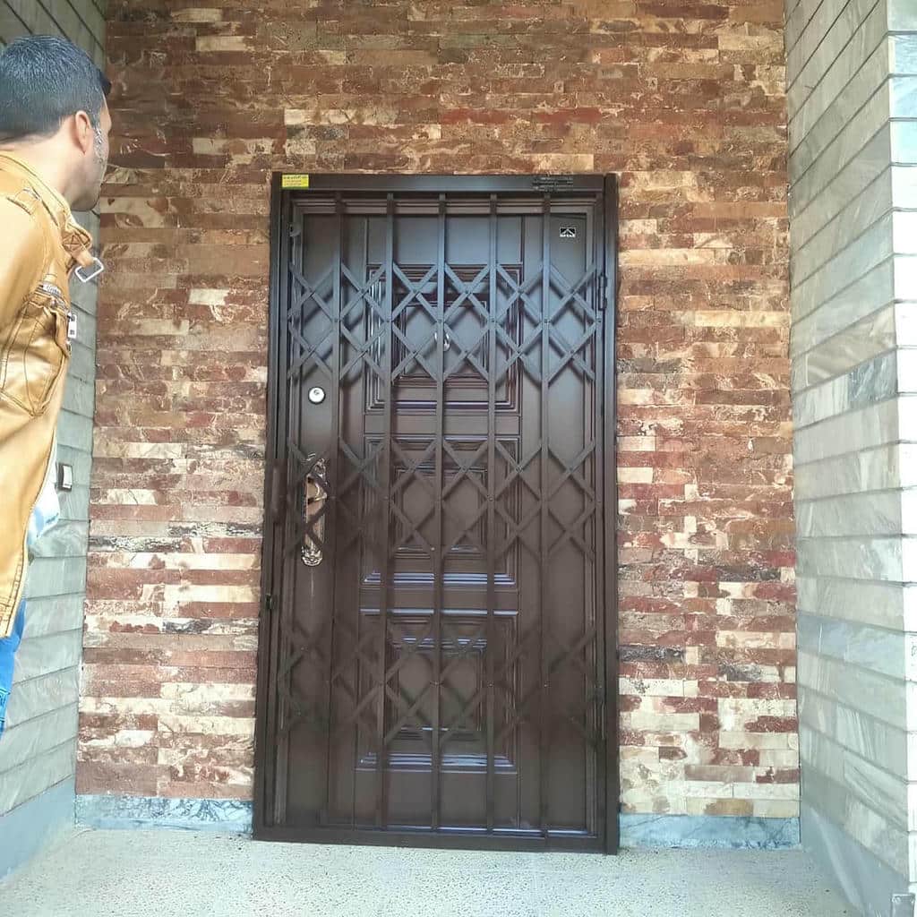 قیمت درب آکاردئونی مشکی طلایی بر اساس کاربرد