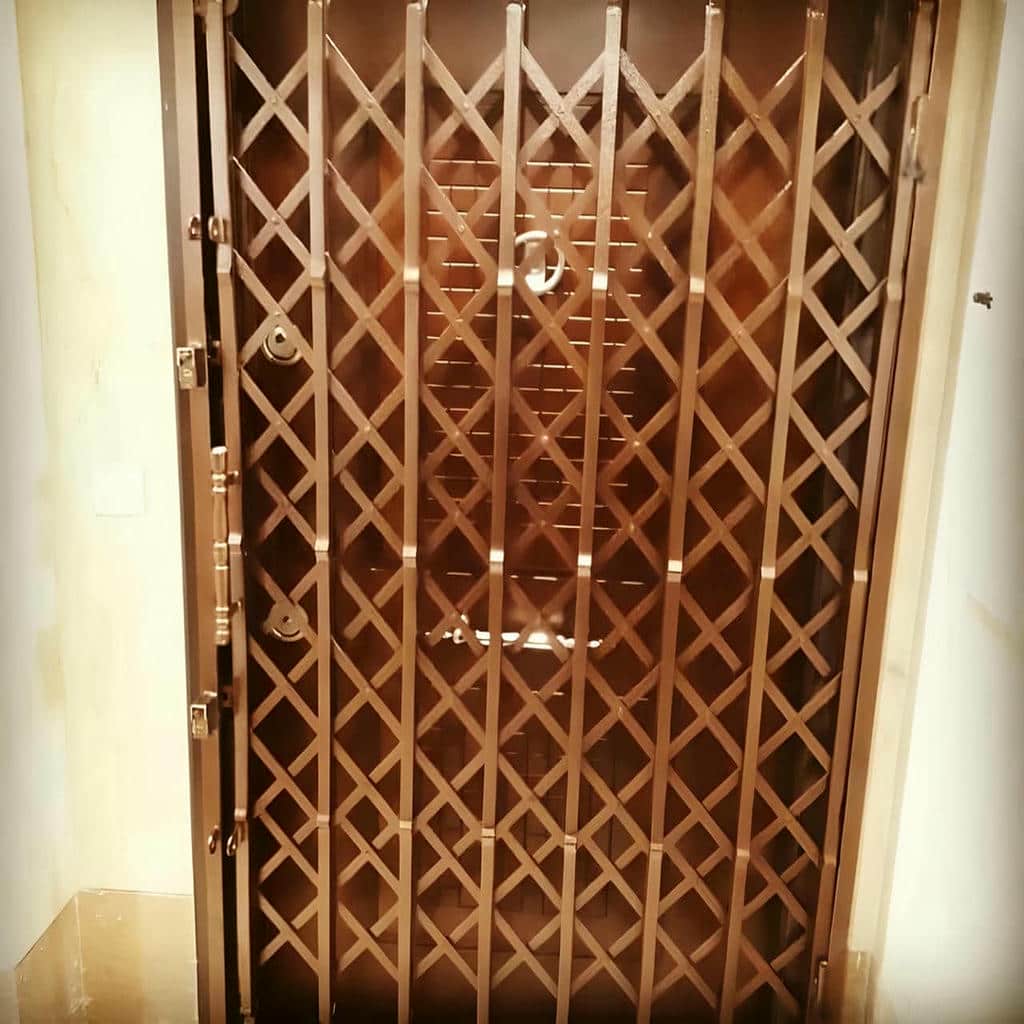 تولید درب آکاردئونی مشکی طلایی سه گل