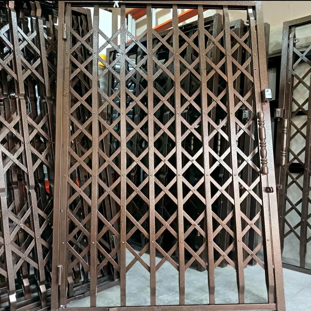 اجرای درب حفاظ فلزی ورودی واحد برای دهانه عریض