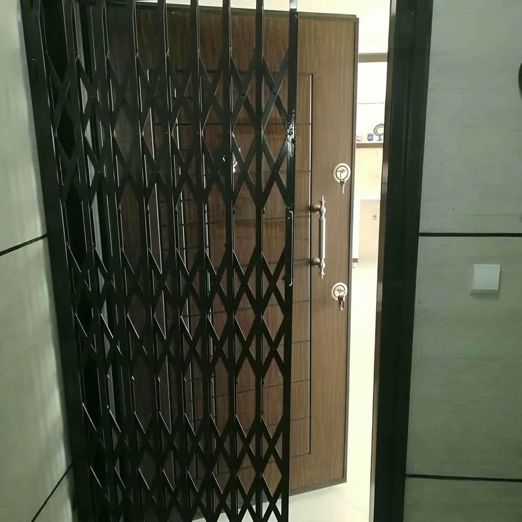 درب آکاردئونی طلایی سلطنتی طرح تاج‌دار