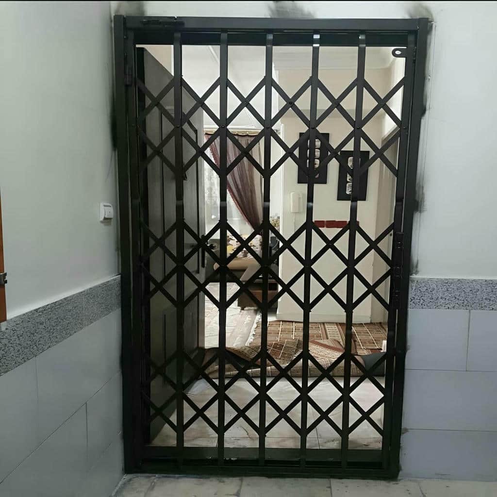 نصب درب آکاردئونی مشکی طلایی در ورودی رسمی