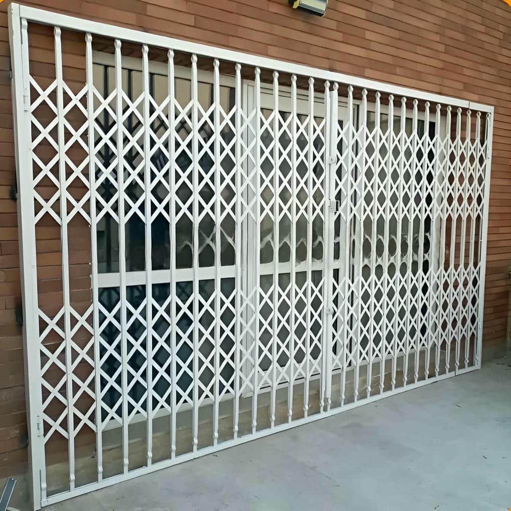 نصب درب آکاردئونی مشکی در ورودی اداری کم عرض