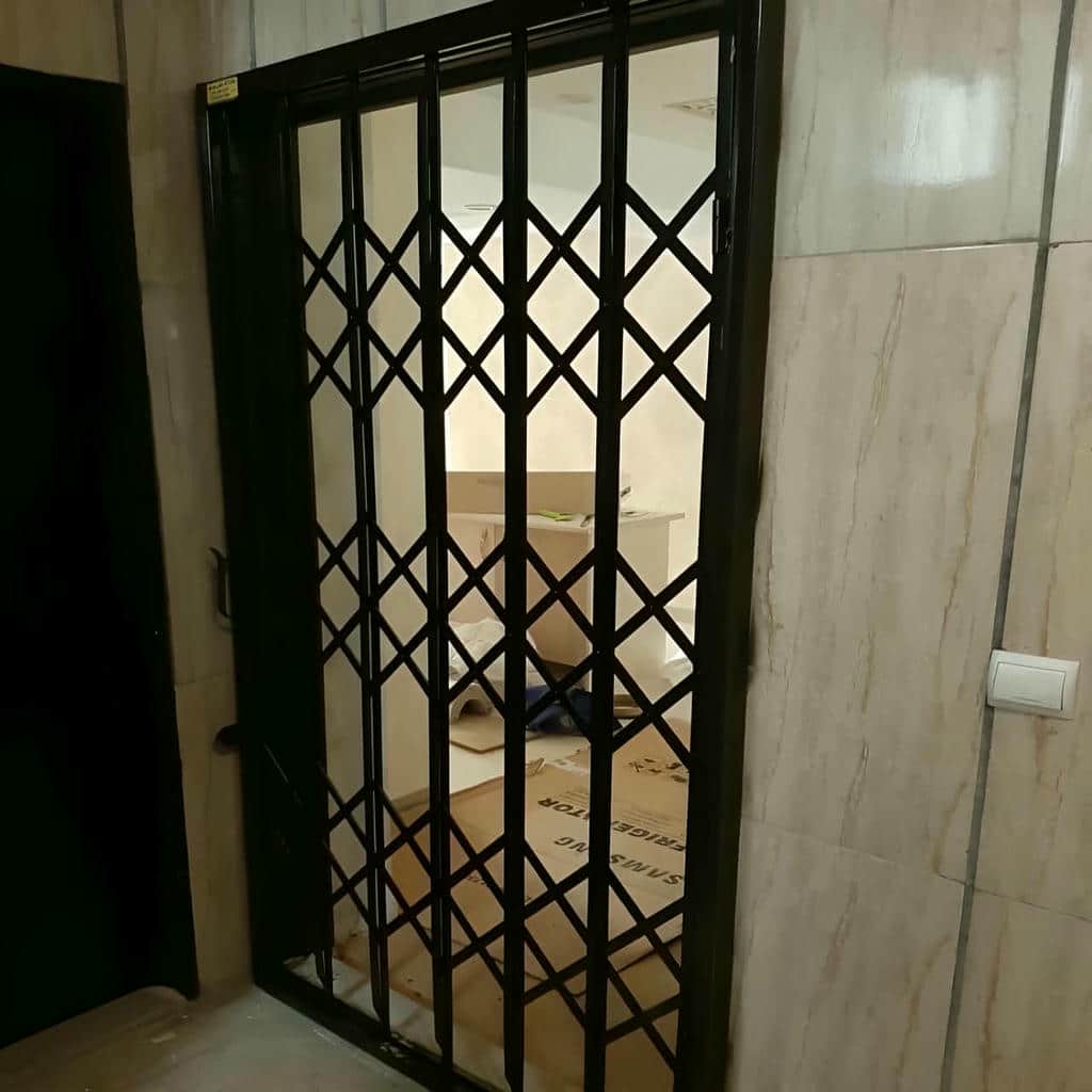 خدمات درب آکاردئونی مشکی طلایی برای رفت‌وآمد روزانه