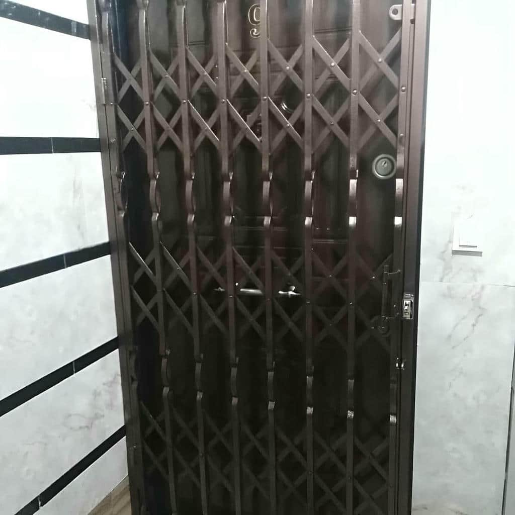 اجرای حفاظ درب آپارتمان ضد دیلم با پلیت تقویتشده