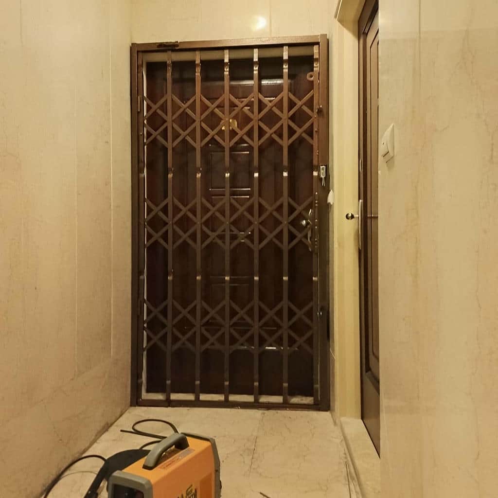 تعمیر درب آکاردئونی طلایی سلطنتی و تنظیم ریل