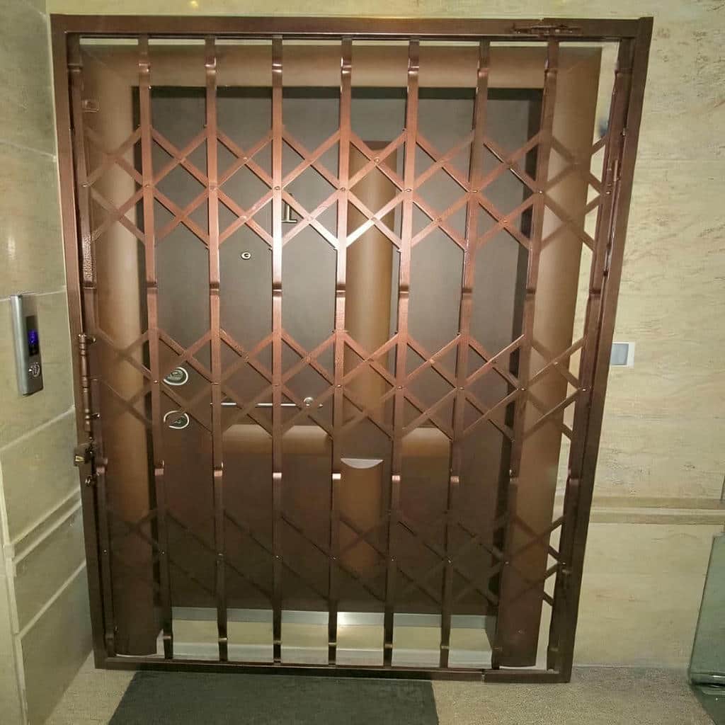 تعمیر درب آکاردئونی مشکی و تنظیم ریل