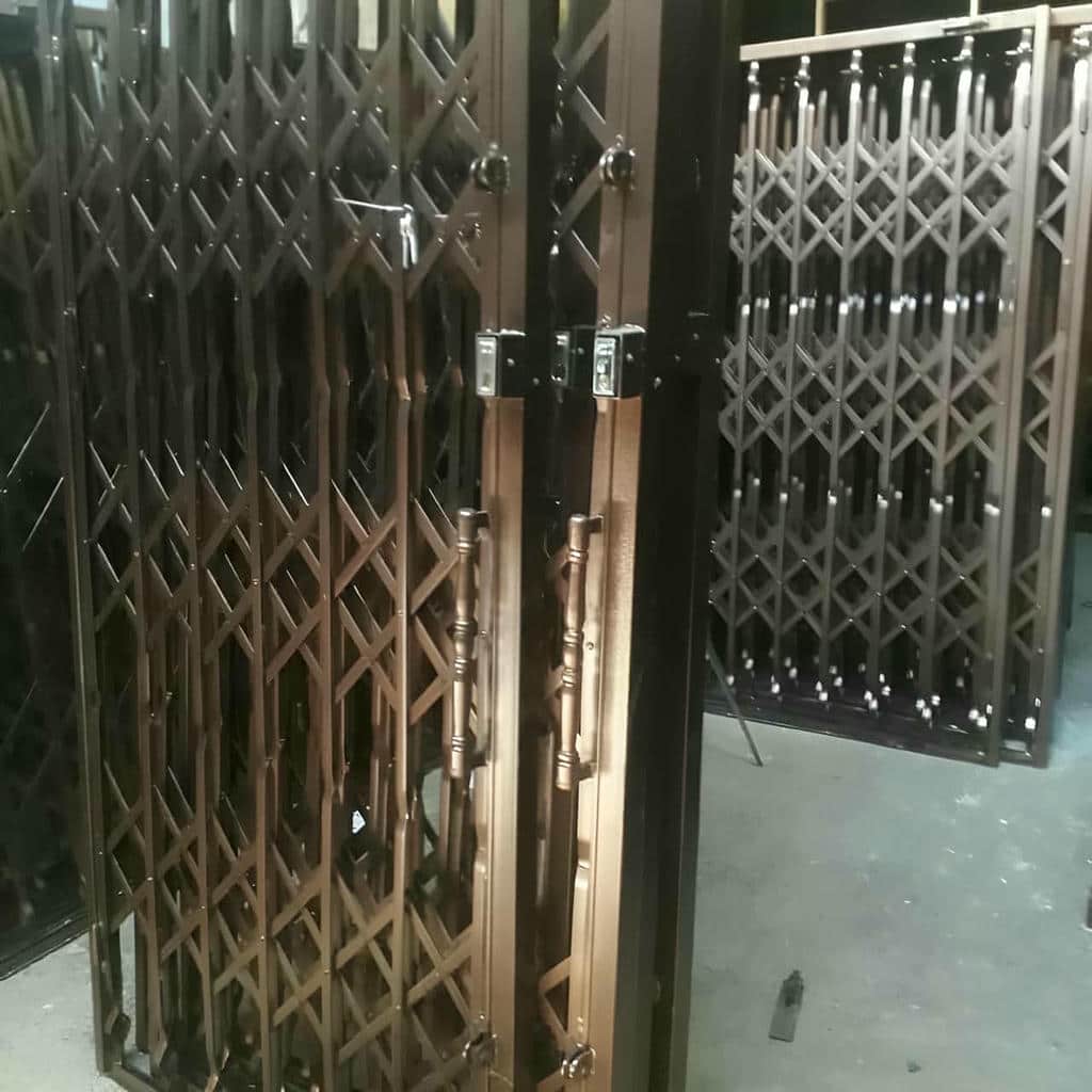 سفارش درب آکاردئونی مشکی طلایی برای واحد همکف