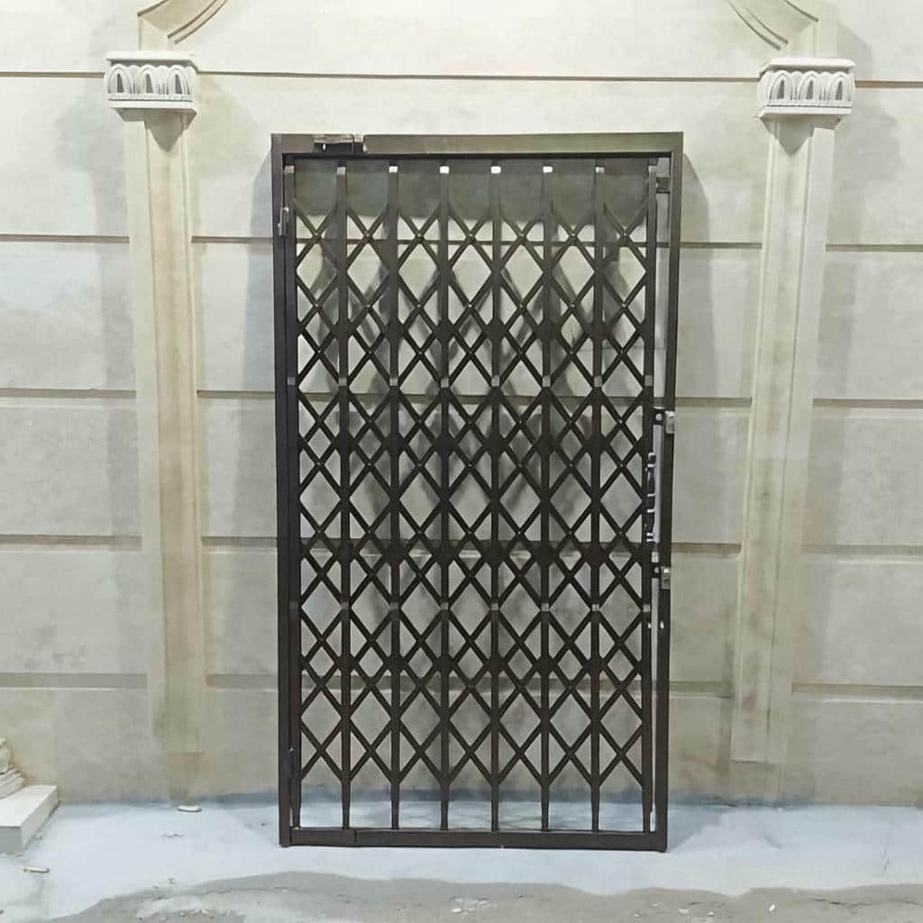 اجرای حفاظ آکاردئونی درب واحد مسکونی مدل چهار گل