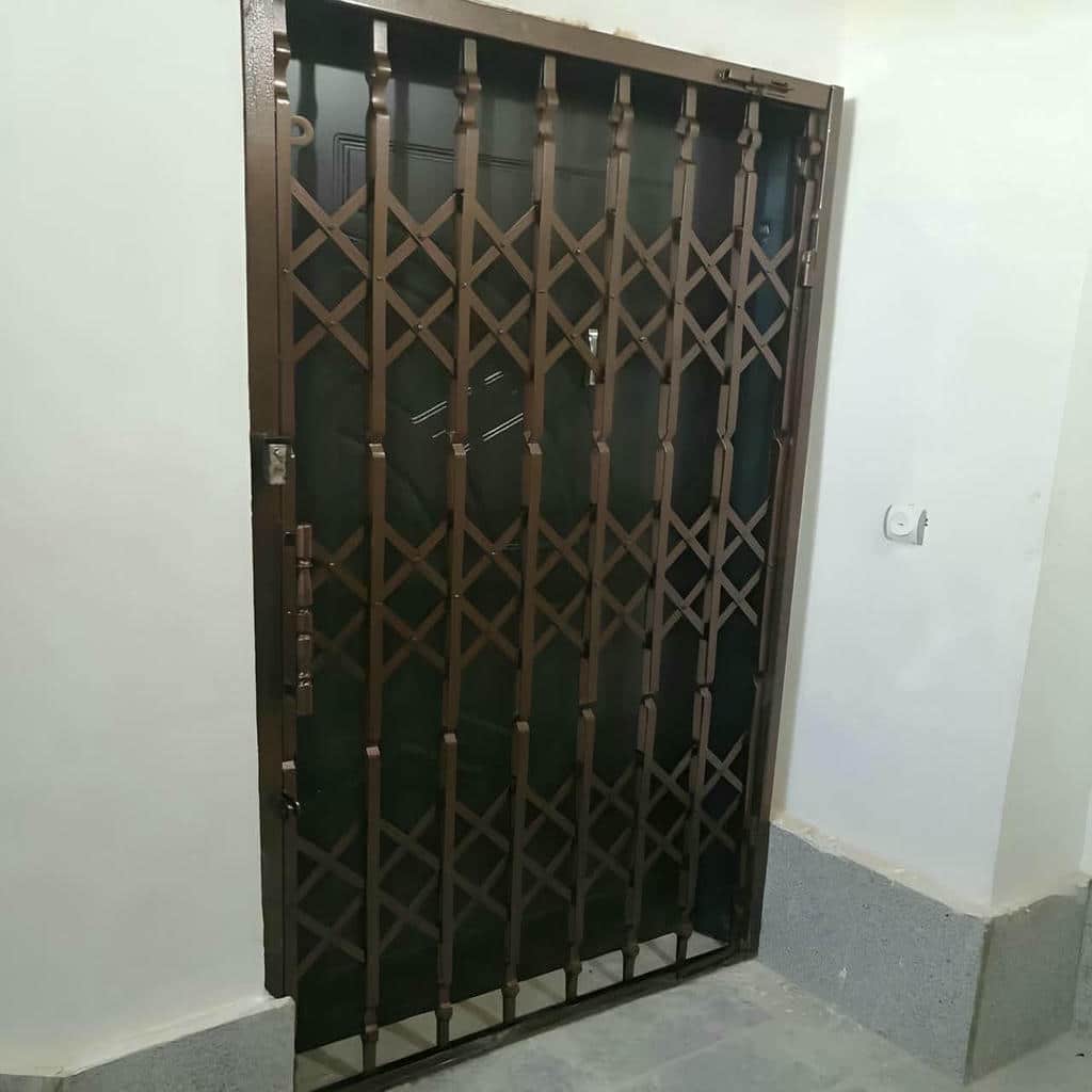 نصب درب آکاردئونی طلایی سلطنتی در ورودی رسمی