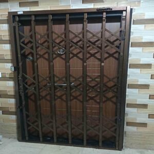 14 نمونه درب آکاردئونی مشکی طلایی