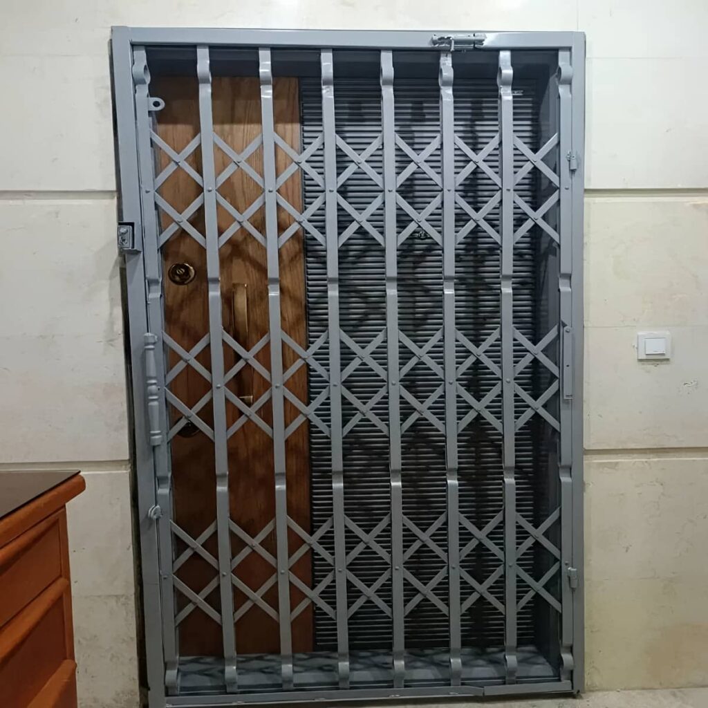 تعمیر درب آکاردئونی تسمه پهن آهنی و تنظیم ریل
