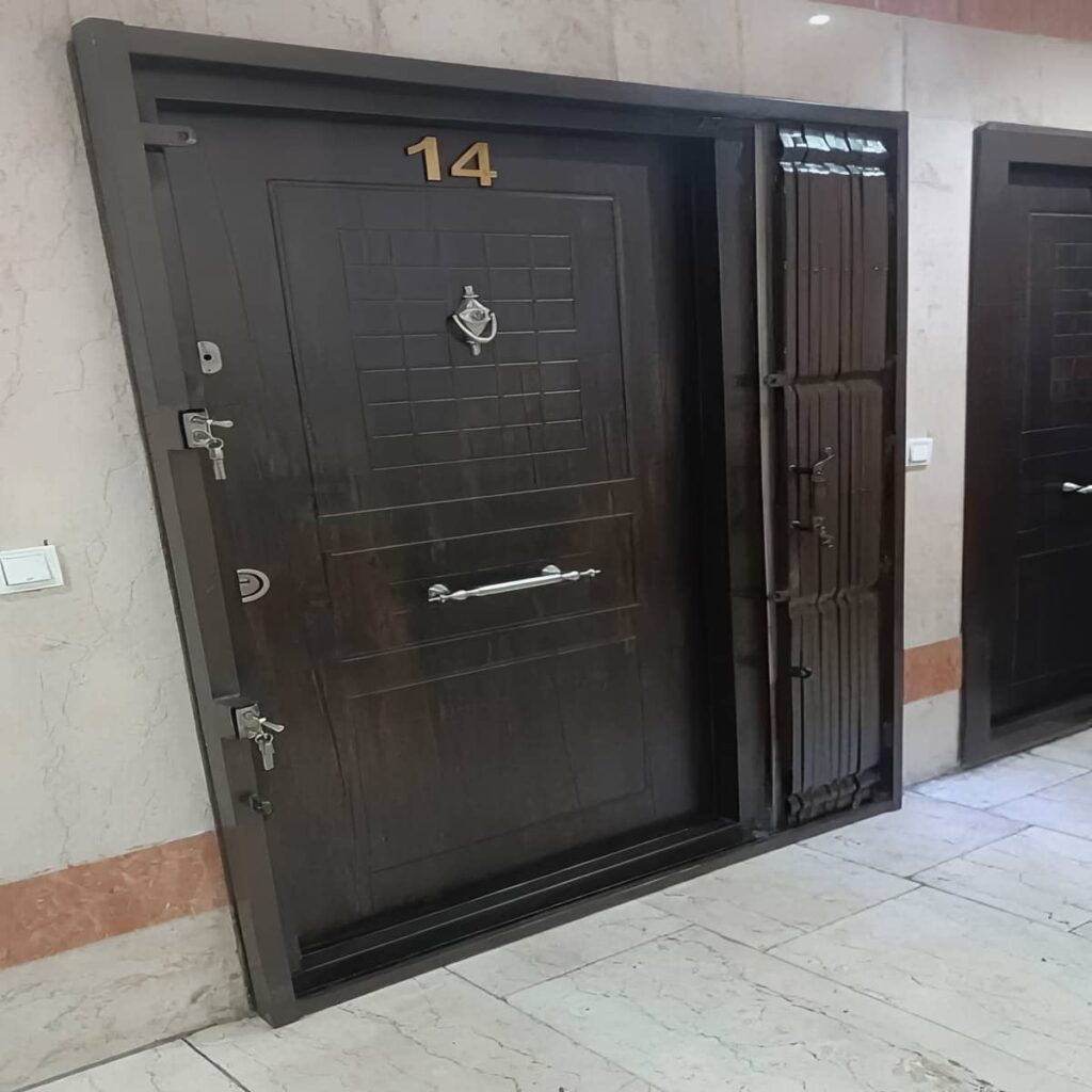 خدمات درب آکاردئونی سلطنتی گل دار برای ورودی نمایان