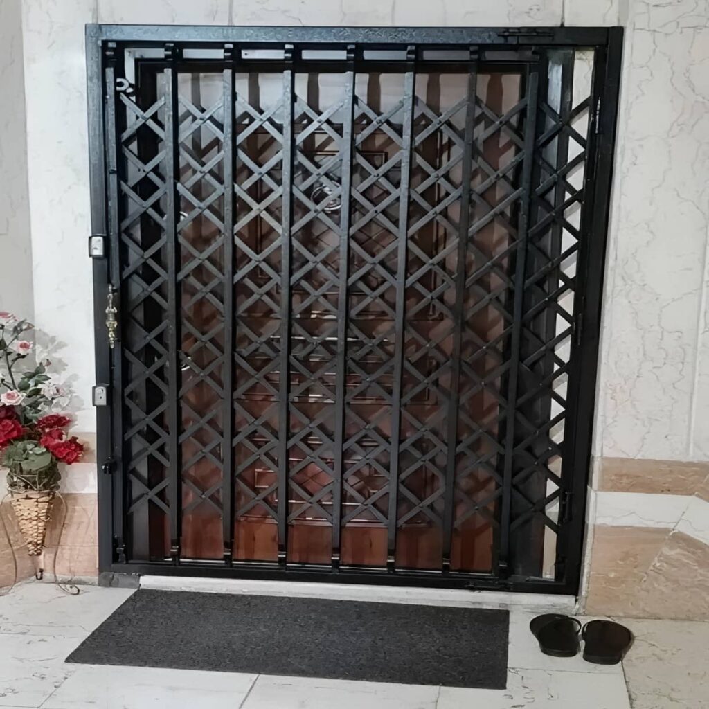 خرید درب آکاردئونی سلطنتی گل دار برای پاگرد محدود
